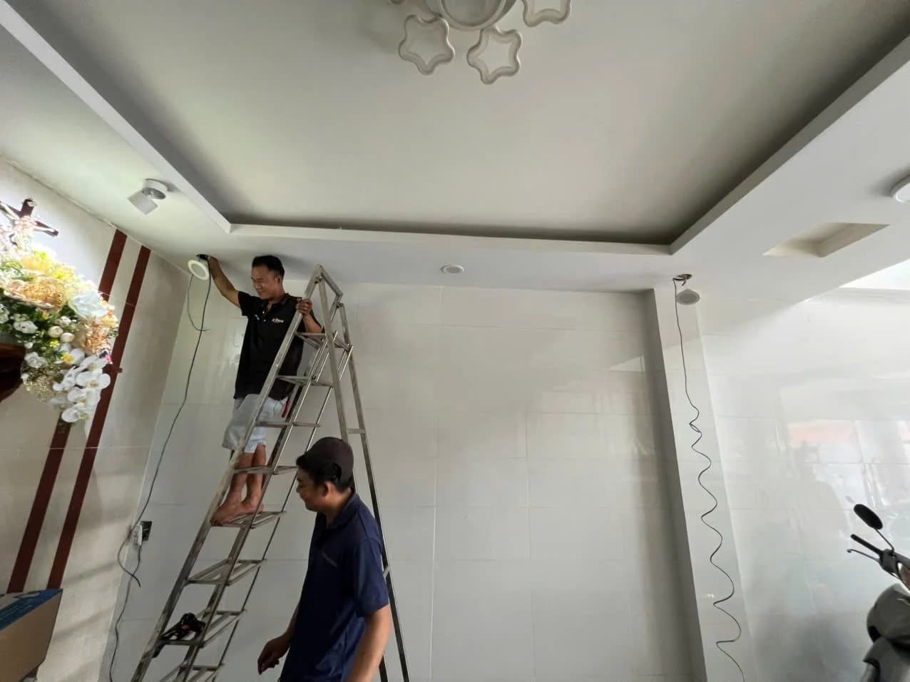 Kỹ thuật viên Phúc Lộc Tech thi công hệ thống camera tại Tiệm Vàng Minh Ngọc III